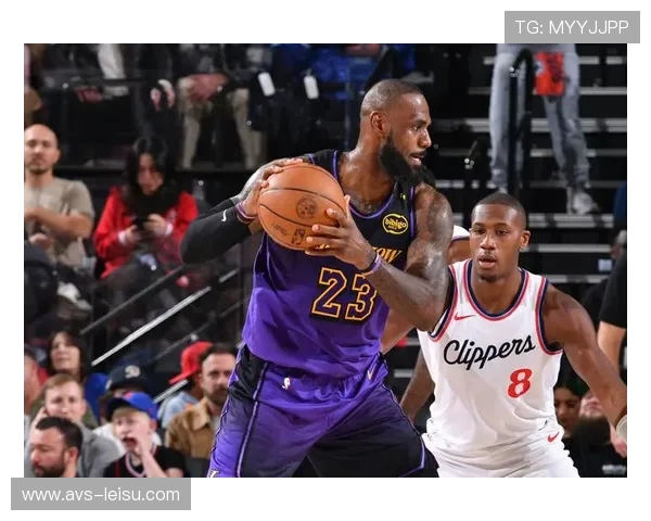 18岁新星谢里夫替补建功，昂热主场球迷欢庆关键胜利。